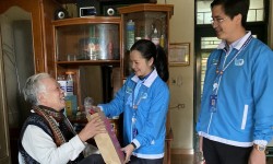 Đoàn đại biểu Hội LHTN VN tỉnh Lâm Đồng đi thăm và tặng quà cho người có công