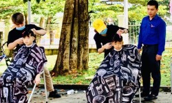Thành Đoàn - Ủy ban Hội LHTN TP Bảo Lộc khởi động chương trình cắt tóc miễn phí