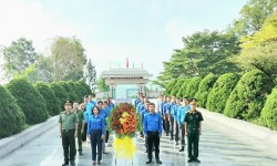 Tuổi trẻ Bảo Lộc: Dâng hương, viếng nghĩa trang Liệt sĩ thành phố nhân dịp Đại hội Đoàn TP lần thứ VI