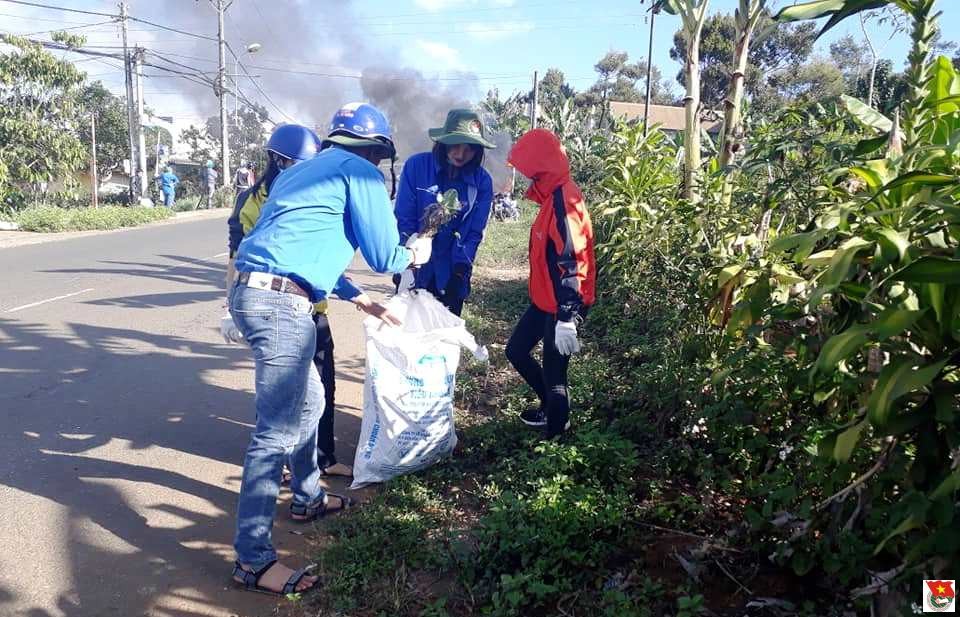 Phường B'Lao:  Đoàn viên thanh niên tham gia vệ sinh môi trường "ngày Chủ nhật xanh" đón tết 2019