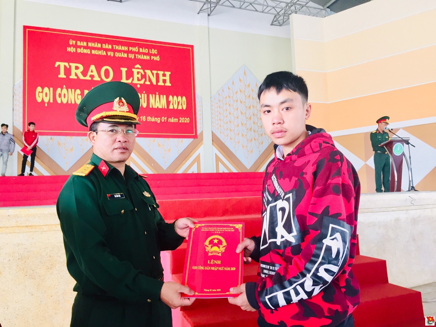 Đ/c Thượng tá Hà Bảo Lộc - Chỉ huy trưởng BCH QS TP trao lệnh gọi nhập ngũ cho công dân