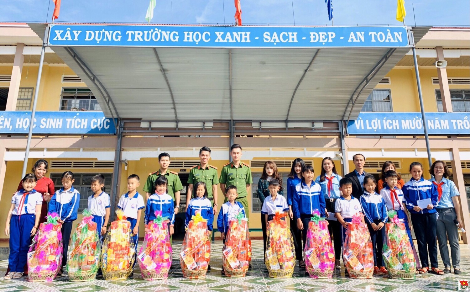 Tặng quà tết cho học sinh nghèo nhân dịp Xuân Tân Sửu 2021