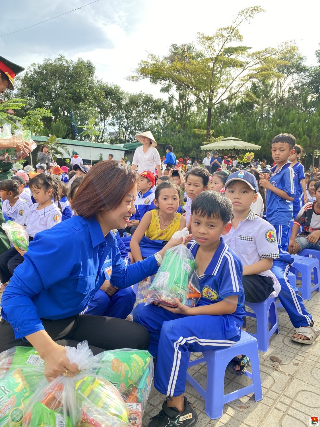 Tặng quà trung thu cho các em thiếu nhi tại trường TH Tô Vĩnh Diện