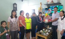 Liên đội Nguyễn Khuyến đi chúc Tết và tặng quà gia đình chính sách.
