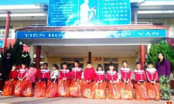 Trường Tiểu học Thăng Long tặng quà tết cho học sinh khó khăn