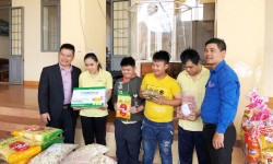 Bảo Lộc: Tặng quà tết cho người già và người neo đơn