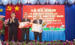 BT Thành ủy tặng huy hiệu 70 năm tuổi Đảng cho 2 Đảng viên