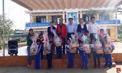 Trường TH Trưng Vương tặng quà tết cho các em học sinh nghèo đơn vị kết nghĩa .