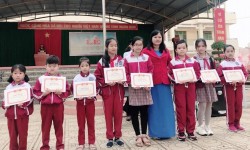 Trao thưởng cho học sinh trong cuộc thi viết chữ đẹp cấp trường