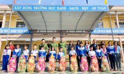 Tặng quà tết cho học sinh nghèo nhân dịp Xuân Tân Sửu 2021