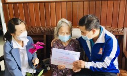 Tuổi trẻ Bảo Lộc tổ chức thăm, tặng quà Mẹ Việt Nam Anh hùng và gia đình chính sách