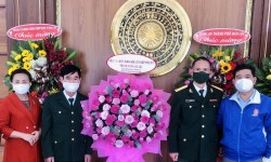 Tặng hoa chúc mừng nhân dịp kỷ niệm 77 năm ngày thành lập Quân đội nhân dân Việt Nam (22/12/1944 - 22/12/2021)