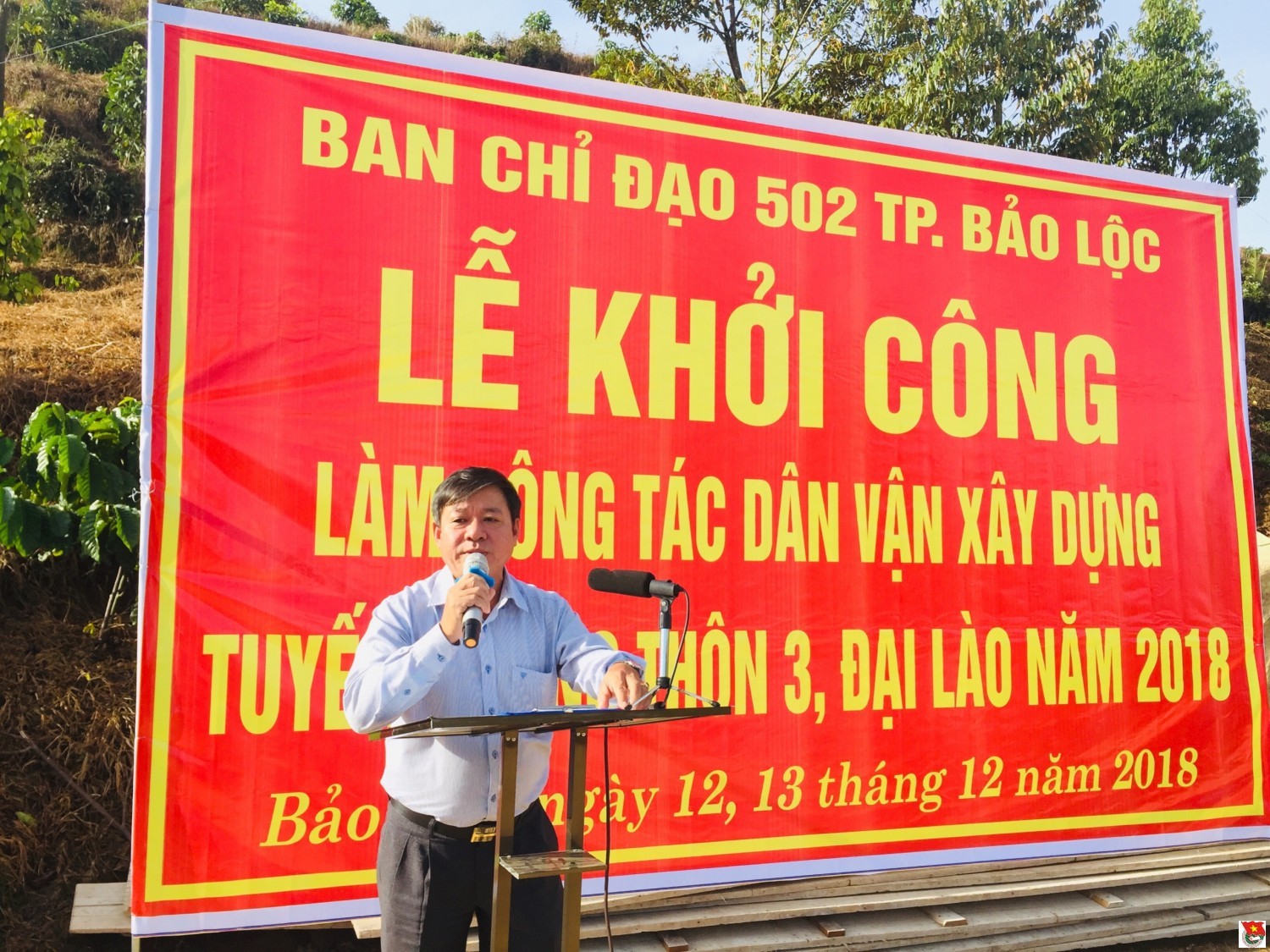 Đ/c Nguyễn Văn Khắc - UVBTV, trưởng ban dân vận, chủ tịch UBMTTQ, trưởng ban chỉ đạo 502 phát lệnh khởi công