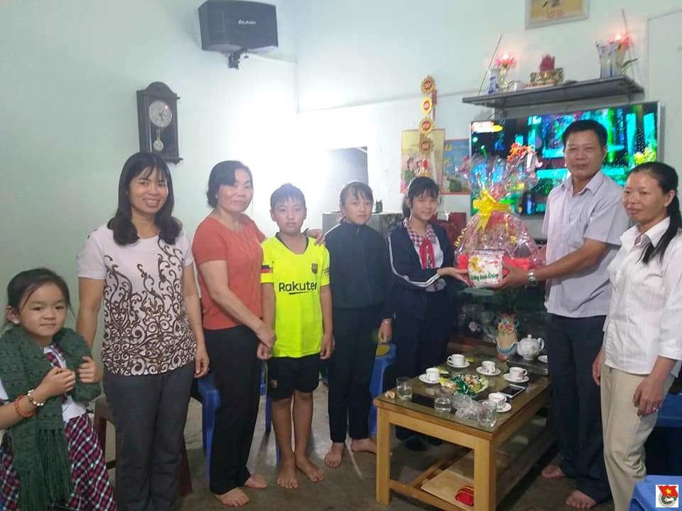 Liên đội Nguyễn Khuyến đi chúc Tết và tặng quà gia đình chính sách.