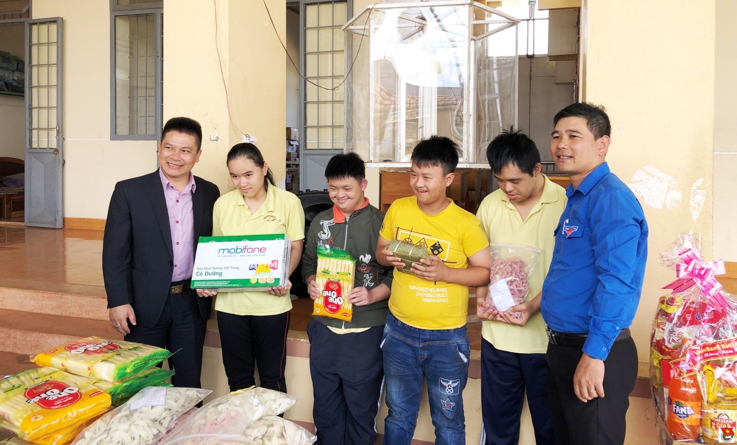 Bảo Lộc: Tặng quà tết cho người già và người neo đơn