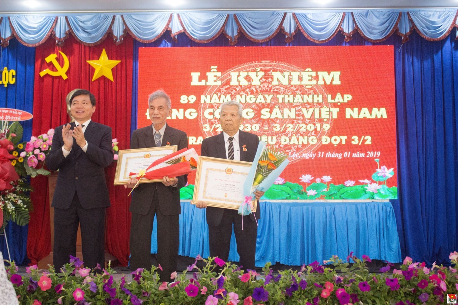 BT Thành ủy tặng huy hiệu 70 năm tuổi Đảng cho 2 Đảng viên