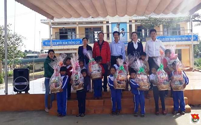 Trường TH Trưng Vương tặng quà tết cho các em học sinh nghèo đơn vị kết nghĩa .