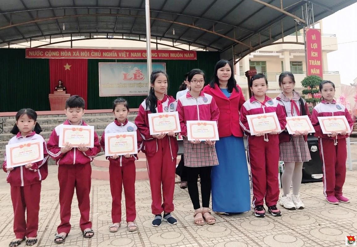 Trao thưởng cho học sinh trong cuộc thi viết chữ đẹp cấp trường
