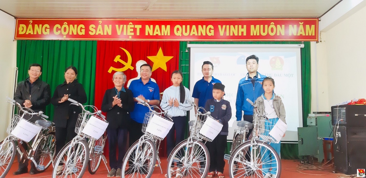 Bảo Lộc: tặng quà và xe đạp cho Học sinh có hoàn cảnh khó khăn