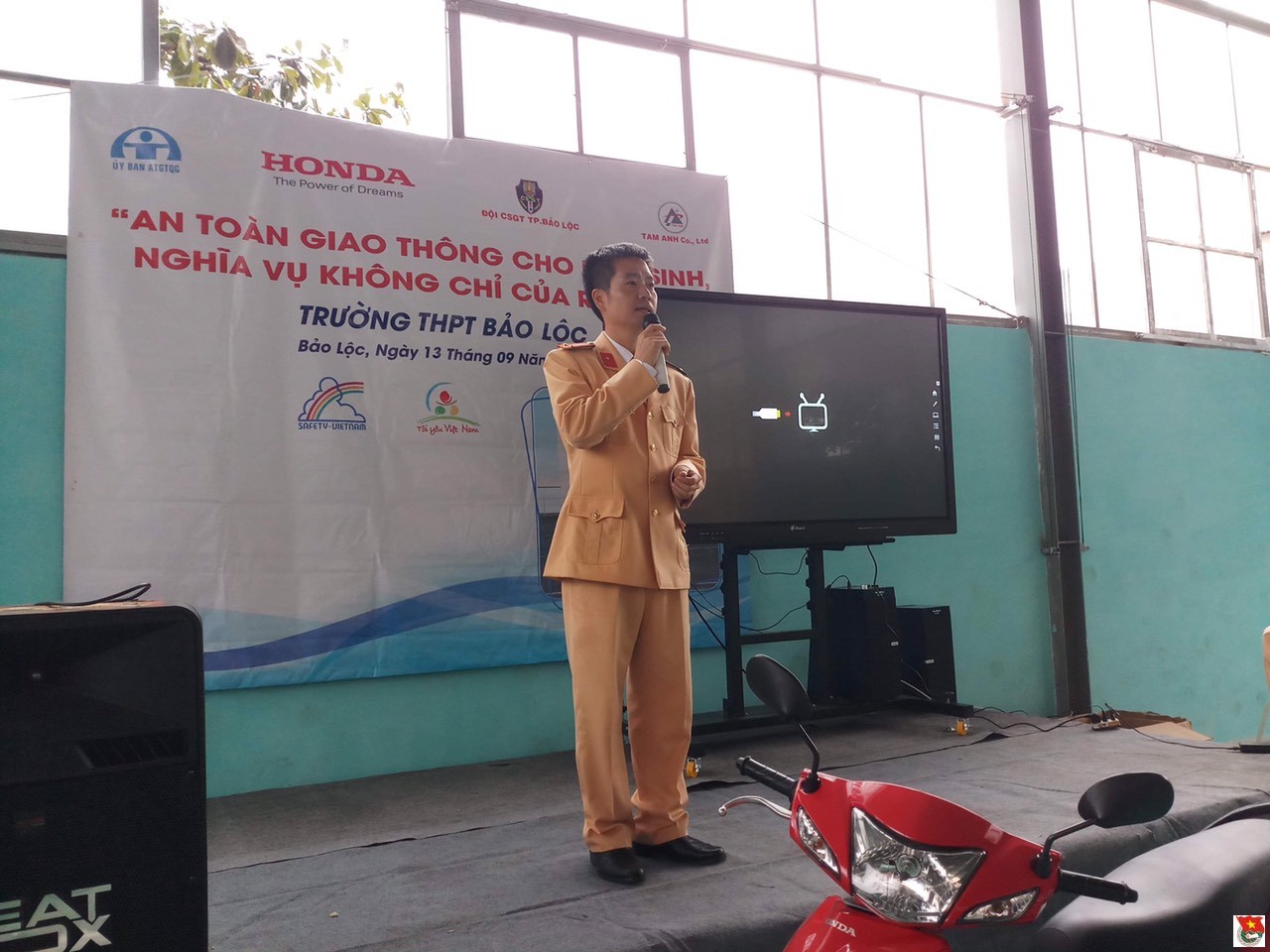 Tuyên truyền kiến thức an toàn giao thông cho ĐVTN  tại trường THPT Bảo Lộc