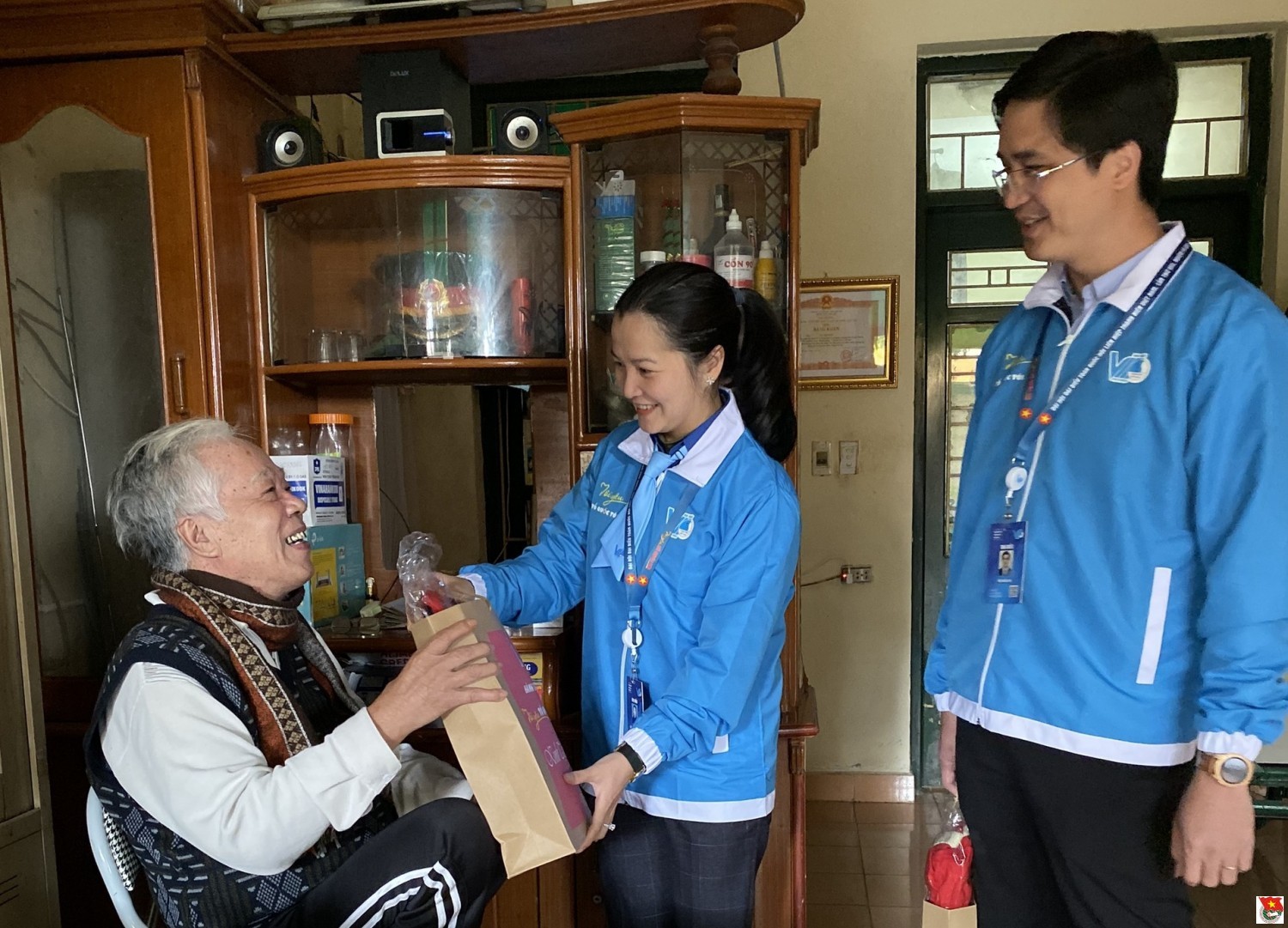 Đoàn đại biểu Hội LHTN VN tỉnh Lâm Đồng đi thăm và tặng quà cho người có công