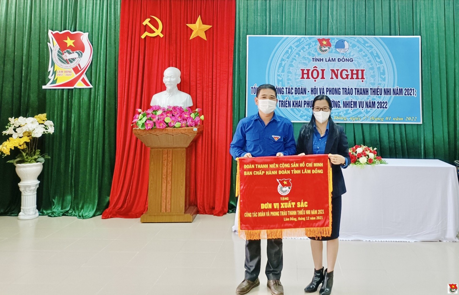Thành đoàn Bảo Lộc nhận cờ đơn vị xuất sắc địa bàn dân cư toàn quốc năm 2021